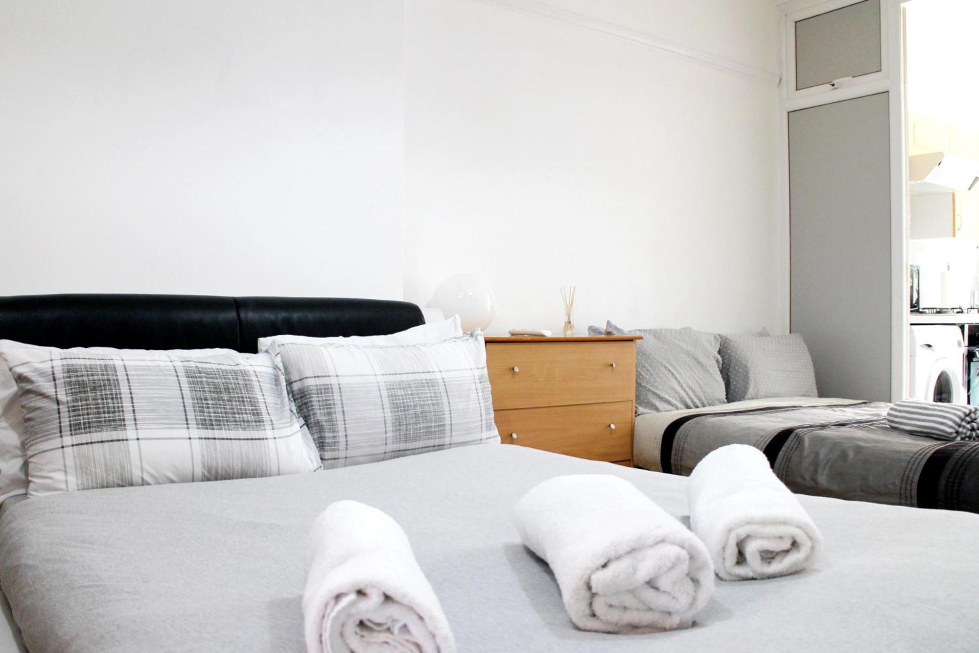 Large Studio Garden Flat On Golders Green Road London Exterior photo