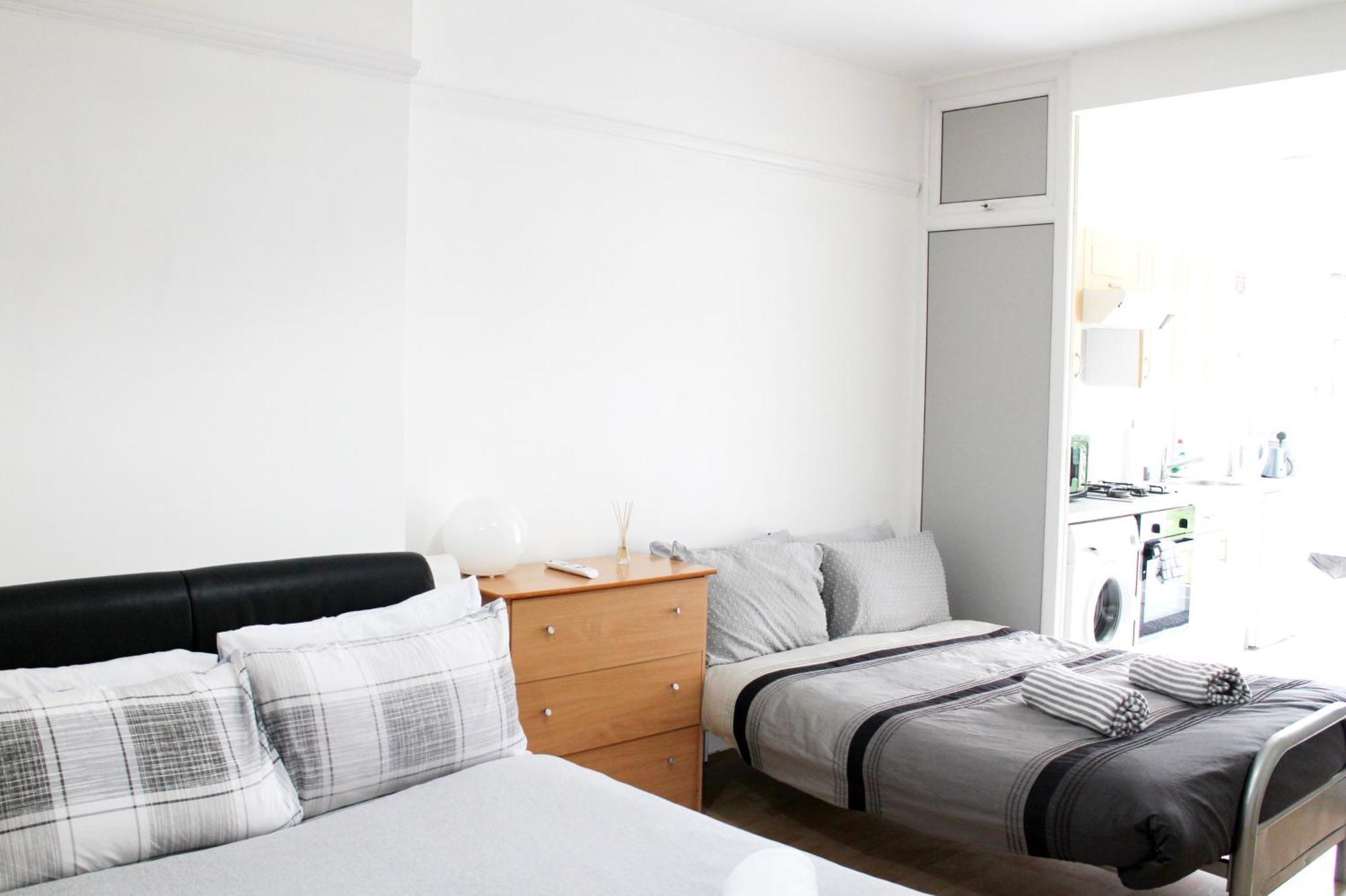 Large Studio Garden Flat On Golders Green Road London Exterior photo