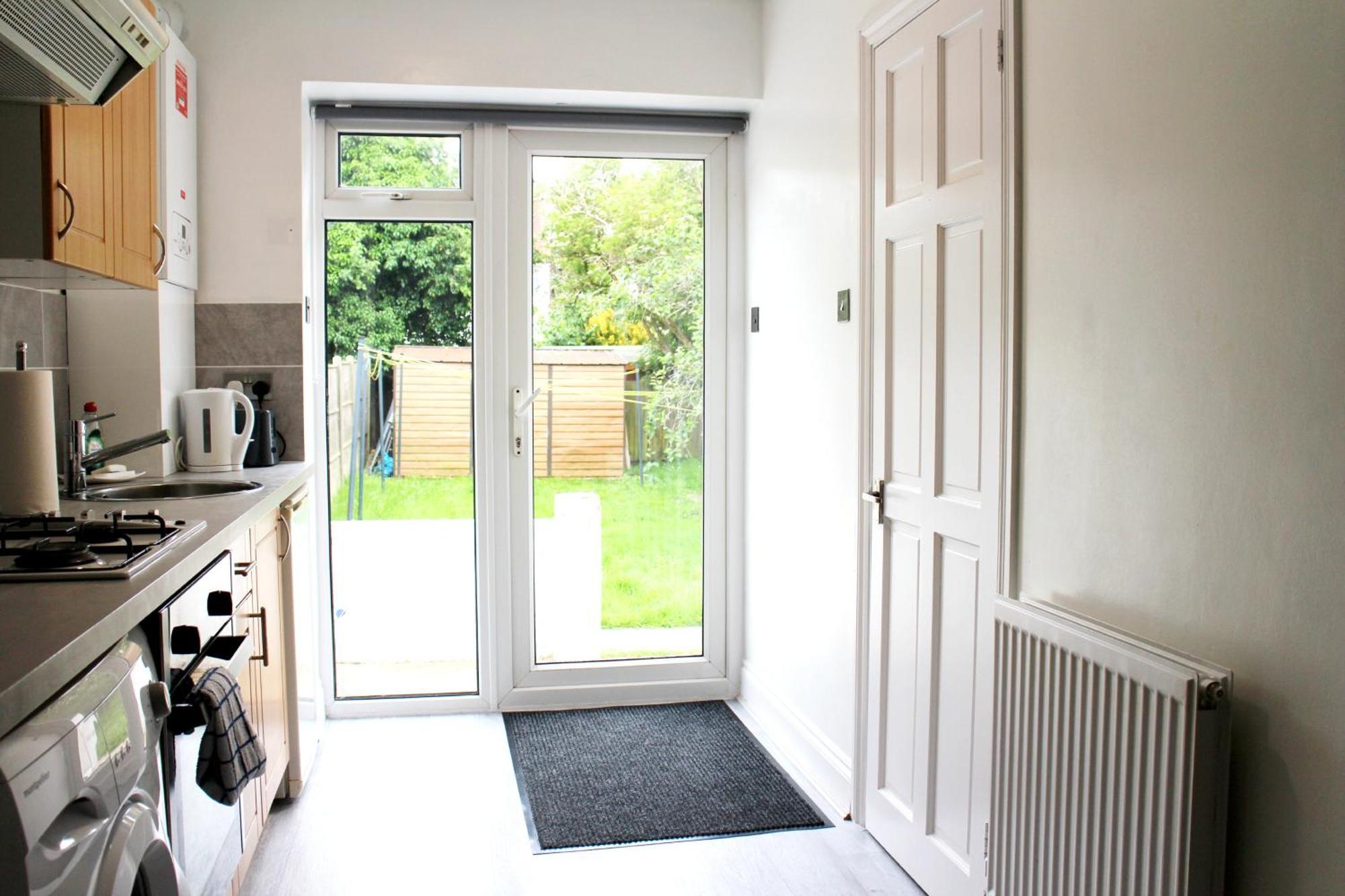Large Studio Garden Flat On Golders Green Road London Exterior photo